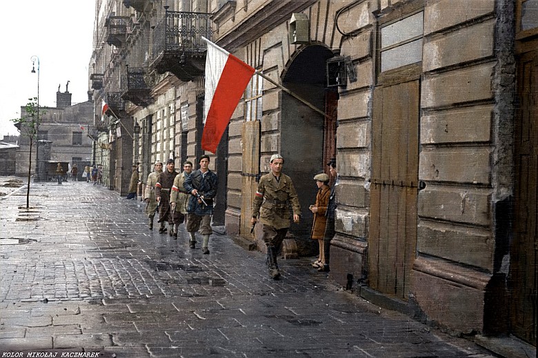 Fotografia z Powstania Warszawskiego 1944. Śródmieście Północne. Patrol prowadzony przez por. Stanisława Jankowskiego „Agatona”