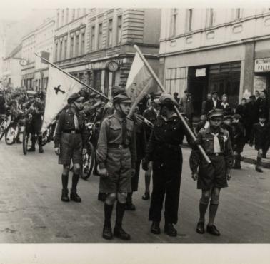 3 V 1946 w Krakowie studenci,harcerze,młodzież "zarażeni" jeszcze tym niewidzialnym i pięknym,przedwojennym genem wolności ...