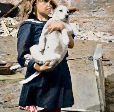 Warszawa w czasie niemieckich bombardowań we wrześniu 1939 roku. Dziewczynka wyszła na chwilę do mieszkającej obok ...