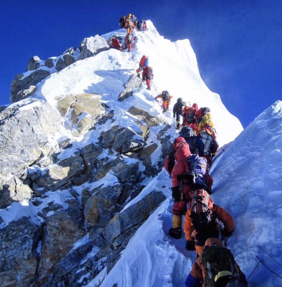 Tłumy podczas zdobywania Mount Everestu