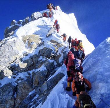 Tłumy podczas zdobywania Mount Everestu