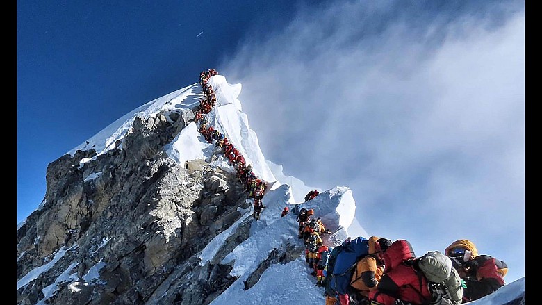 Tłumy podczas zdobywania Mount Everestu