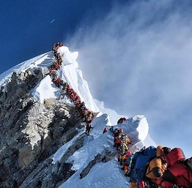 Tłumy podczas zdobywania Mount Everestu