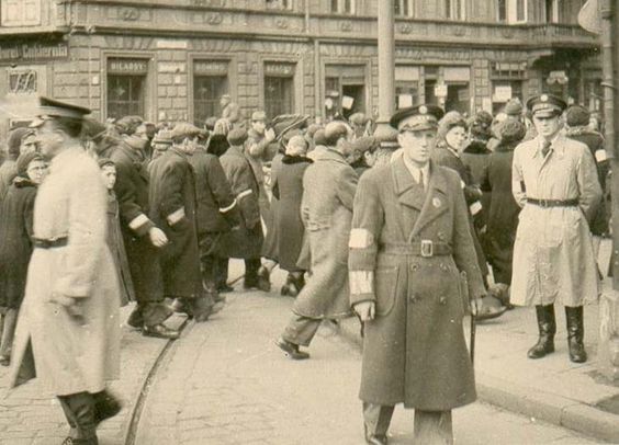 21 II 1943 Grupa bojowa Żydowskiego Związku Wojskowego likwiduje w Getcie Warszawskim 5 Żydów...szmalcowników i konfidentów
