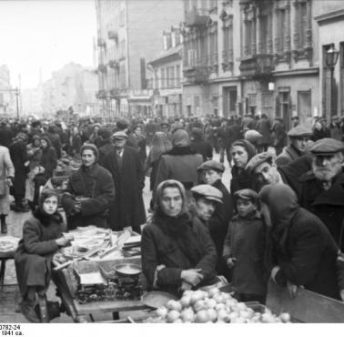 W okupowanej przez Niemców Warszawie,Polacy ukrywali ok.28 000 Żydów. Aby pomoc była skuteczna,potrzebne było 10 do ...