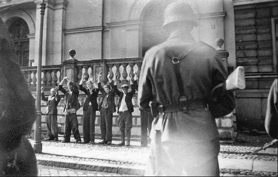 18 XI 1939 szef Einsatzgruppe IV SS-Obersturmbannführer Helmut Bischoff powiadomił nadburmistrza Wernera Kampe ...