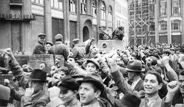 Ludność żydowska wita wkraczających do Polski Rosjan po 17 września 1939 roku