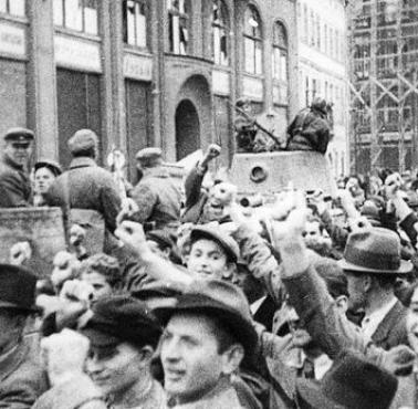 Ludność żydowska wita wkraczających do Polski Rosjan po 17 września 1939 roku