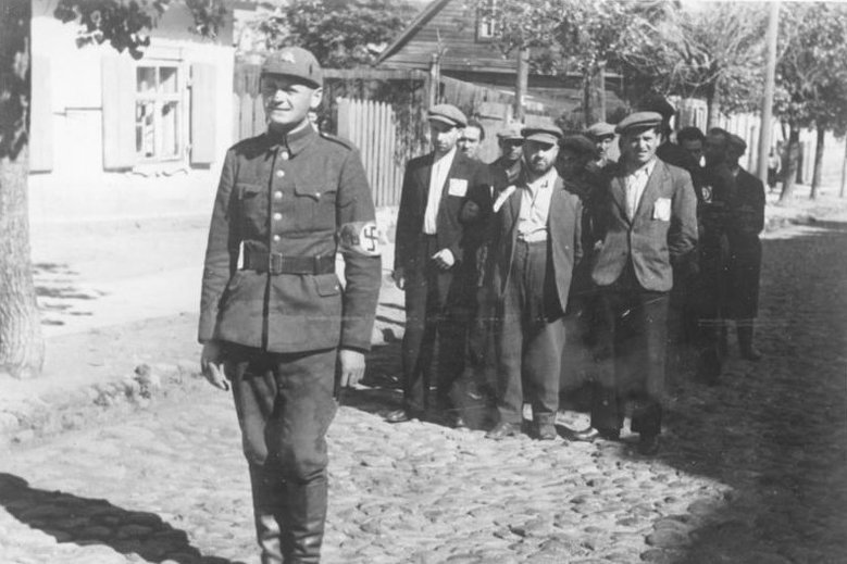 Przez trzy lata Niemcy oraz litewscy kolaboranci nazywani przez Polaków strzelcami ponarskimi, wymordowali od ...