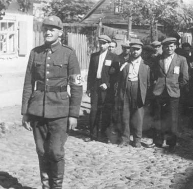 Przez trzy lata Niemcy oraz litewscy kolaboranci nazywani przez Polaków "strzelcami ponarskimi", wymordowali od ...
