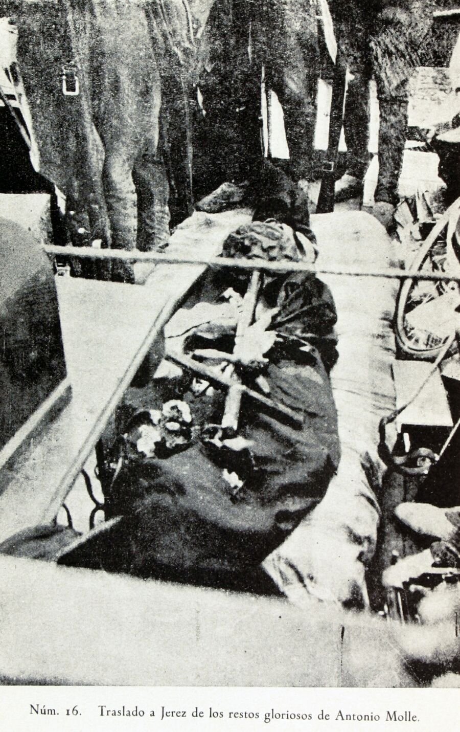 10 sier 1936 został zamordowany 21 letni Antonio Molle Lazo żołnierz Tercio NMP Miłosierdzia. Wzięty do niewoli ...