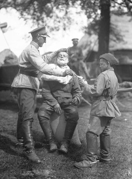 1930. Miejsce postoju szwadronu kawalerii. Poranna toaleta. Pomaga syn pułku. Wiele pułków IIRP adoptowało sieroty ...