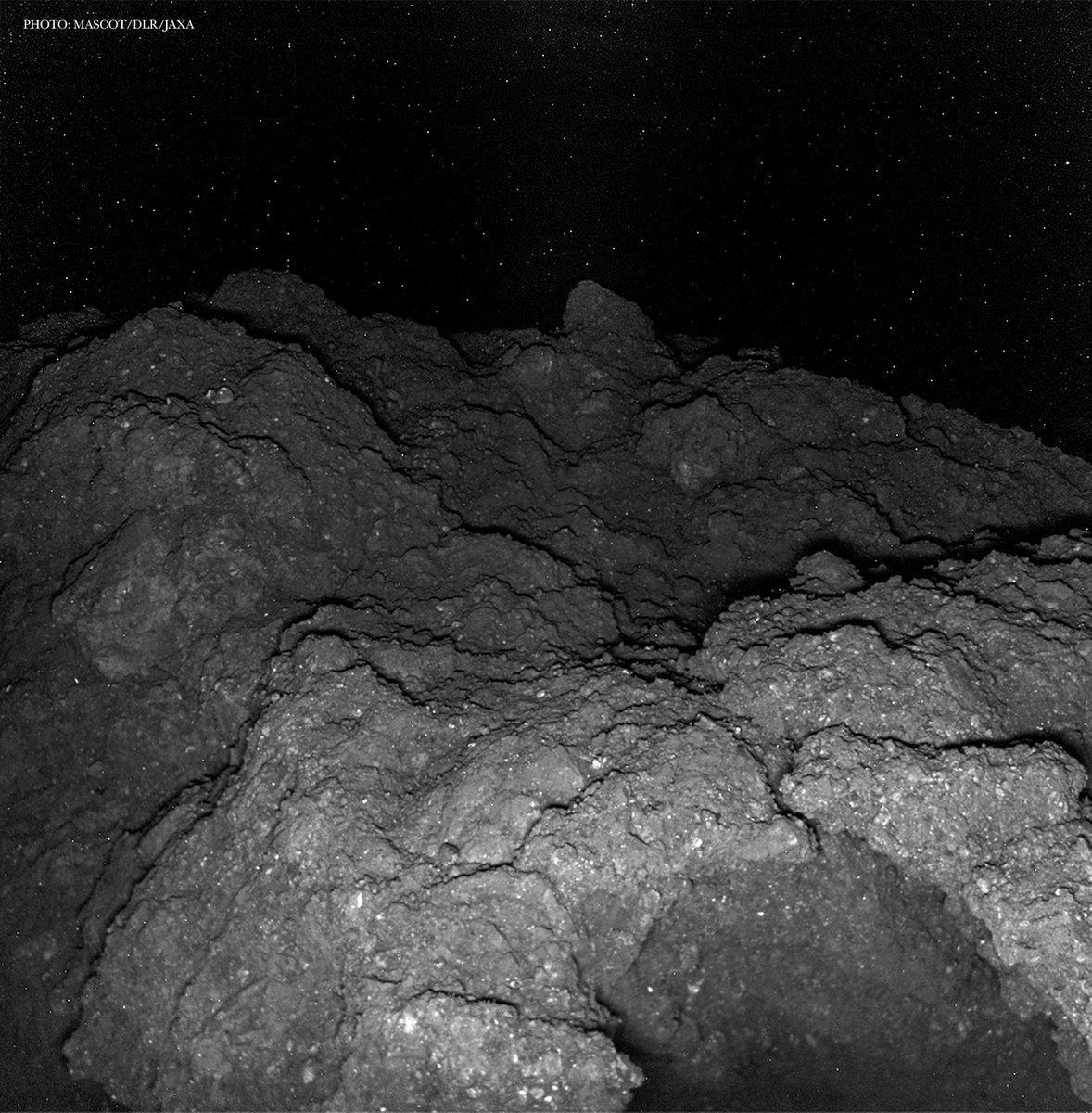 Powierzchnia asteroid Ryugu widziana z japońskiej sondy JAXA Hayabusa-2