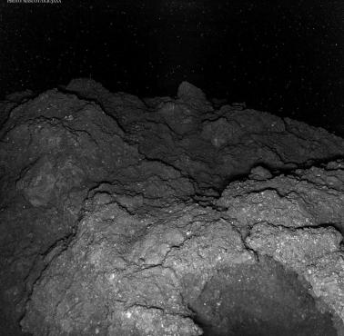 Powierzchnia asteroid Ryugu widziana z japońskiej sondy JAXA Hayabusa-2