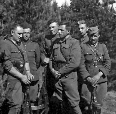 22 VIII 1952 w Łapach otoczony przez kilkuset UB-eków życie odbiera sobie Lucjan Niemyjski "Krakus"