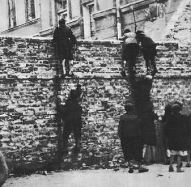 80 % żywności w "Warschauer Ghetto" pochodziło że szmuglu....za podanie  Żydowi szklanki wody czy kromki chleba...