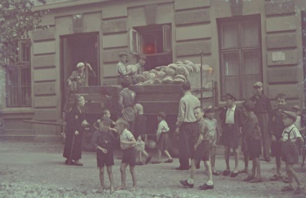 Żydom z Litzmannstadt Ghetto pomagali m. in. : -Uczniowie Gimnazjum nr.198 ...