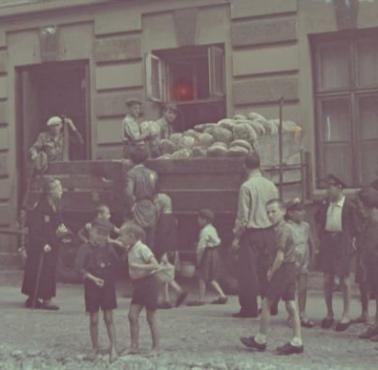 Żydom z "Litzmannstadt Ghetto" pomagali m. in.  :  -Uczniowie Gimnazjum nr.198 ...