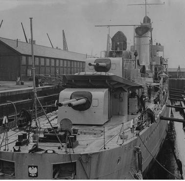 Niszczyciel ORP "Błyskawica" w doku wykończeniowym w Southampton w listopadzie 1937 roku