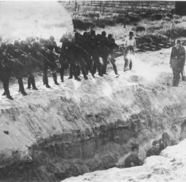 18 listopada 1943 r. policja ukraińska i gestapo zamordowały w Równem na Wołyniu 1864 osoby, w tym ok. 100 członków AK