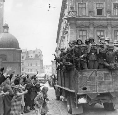 Ukraińcy witający Niemców we Lwowie, niestety nie pomogło Hitler nie zgodził się na żadną formę ich państwowości