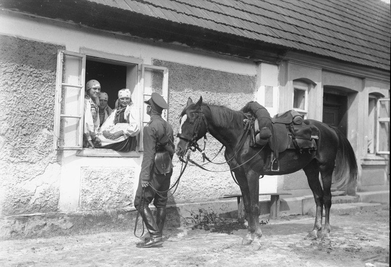 1930. 1 Pułku Szwoleżerów w terenie. Plutonowy z wizytą u wiejskich dziewcząt