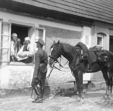 1930. 1 Pułku Szwoleżerów w terenie. Plutonowy z wizytą u wiejskich dziewcząt