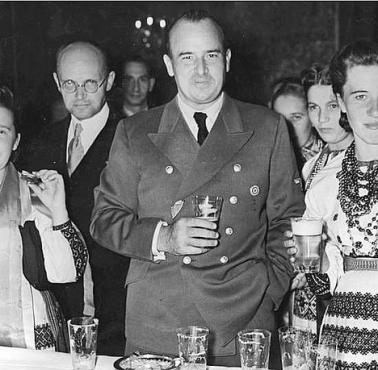 Generalny gubernator okupowanych ziem polskich Hans Frank z ukraińską delegacją dożynkową, Wawel rok 1943