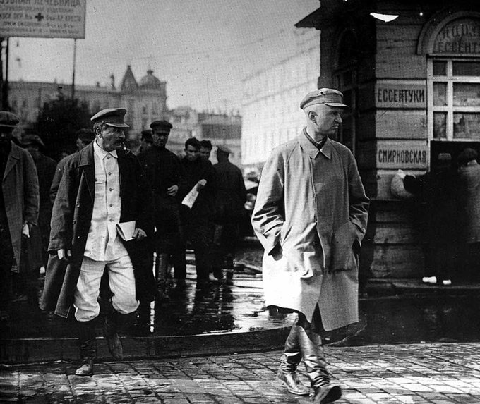 Stalin przemierzający Moskwę w obstawie ochroniarza, 1927
