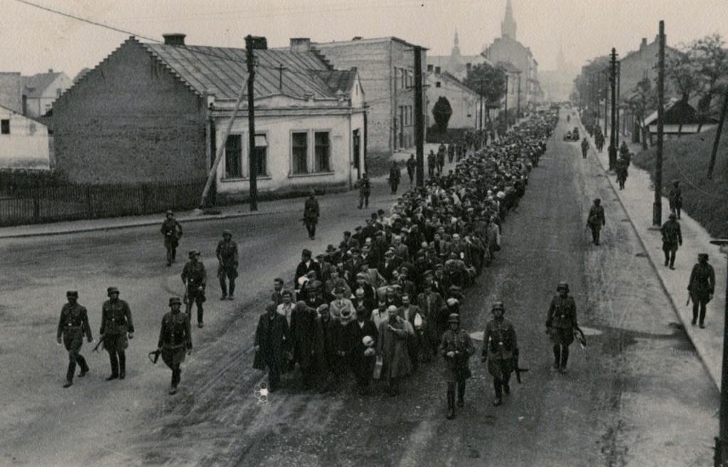 Pierwszy transport Polaków przybył do KL Auschwitz 14 czerwca 1940 ... z 728 osób wojnę przeżyło zaledwie 325