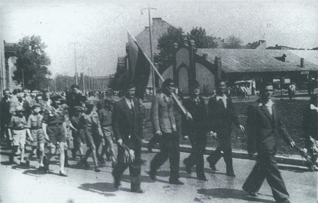 3 maja 1946 r. w Krakowie. Dowodzący akcją rozpraszania pochodów szef UB Jan Frey-Bielecki osobiście jeździł wzdłuż Plant ...