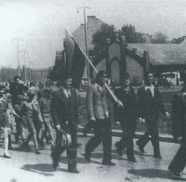 3 maja 1946 r. w Krakowie. Dowodzący akcją rozpraszania pochodów szef UB Jan Frey-Bielecki osobiście jeździł wzdłuż Plant ...
