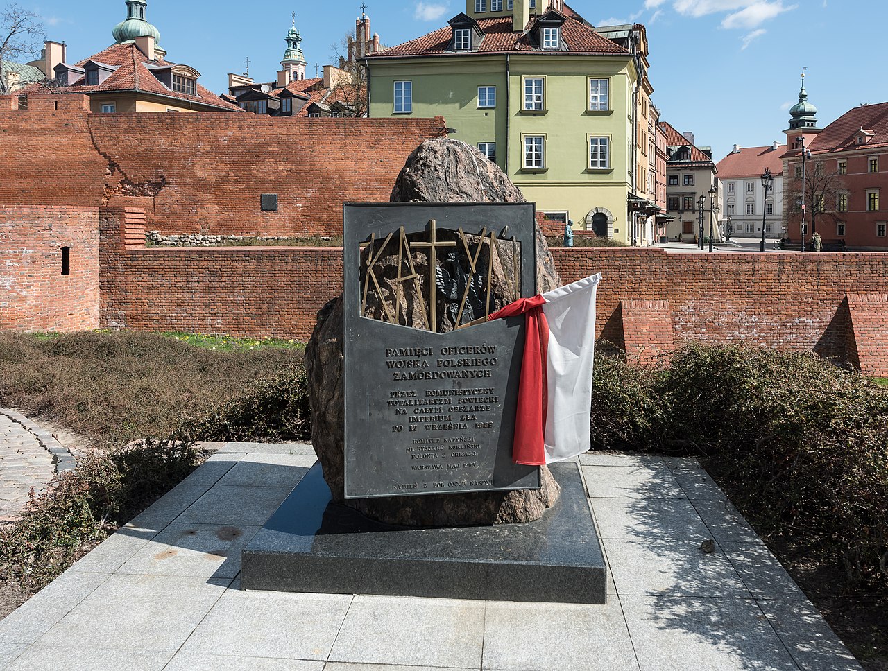 6 maja 1998 r. udało się odsłonić jedyny do dziś w przestrzeni publ. Warszawy, skromny Pomnik Katyński