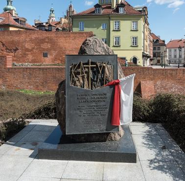 6 maja 1998 r. udało się odsłonić jedyny do dziś w przestrzeni publ. Warszawy, skromny Pomnik Katyński