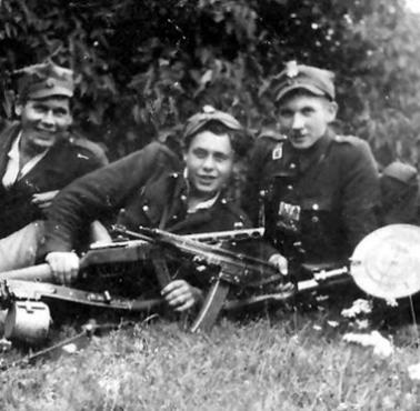 3 VI 1946 Polscy Powstańcy z 3 Szwadronu 5 Wileńskiej Brygady AK,dowodzeni przez Śp.Władysława Helińskiego ps.„Mały”