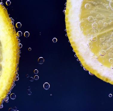 Czy warto pić wodę z cytryną i sodą oczyszczoną?