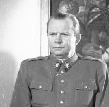3 stycznia 1945 w Lublinie dowódca LWP, bolszewik M. Żymierski wygłosił apel (nadany w 6 językach) do żołnierzy ...