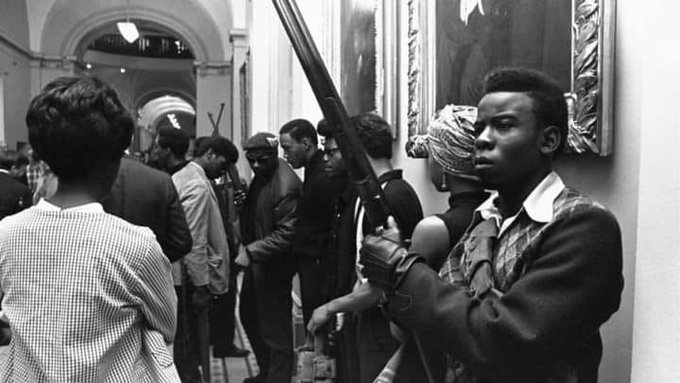 Rok 1967: Kilkudziesięciu członków Black Panthers wtargnęło do Parlamentu Kalifornii z naładowaną bronią długolufową