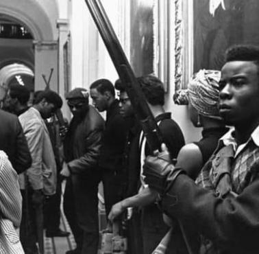 Rok 1967: Kilkudziesięciu członków Black Panthers wtargnęło do Parlamentu Kalifornii z naładowaną bronią długolufową