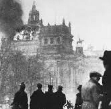 Rok 1933. "Sposób wykorzystania incydentu ataku na Reichstag był decydującym krokiem na drodze do pełnego przejęcia ..."