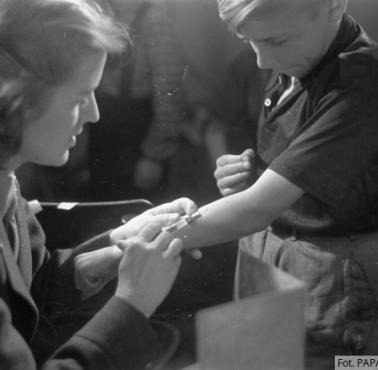 Akcja szczepień przeciw gruźlicy w ramach współpracy z Duńskim Czerwonym Krzyżem. Polska, 1948 r.