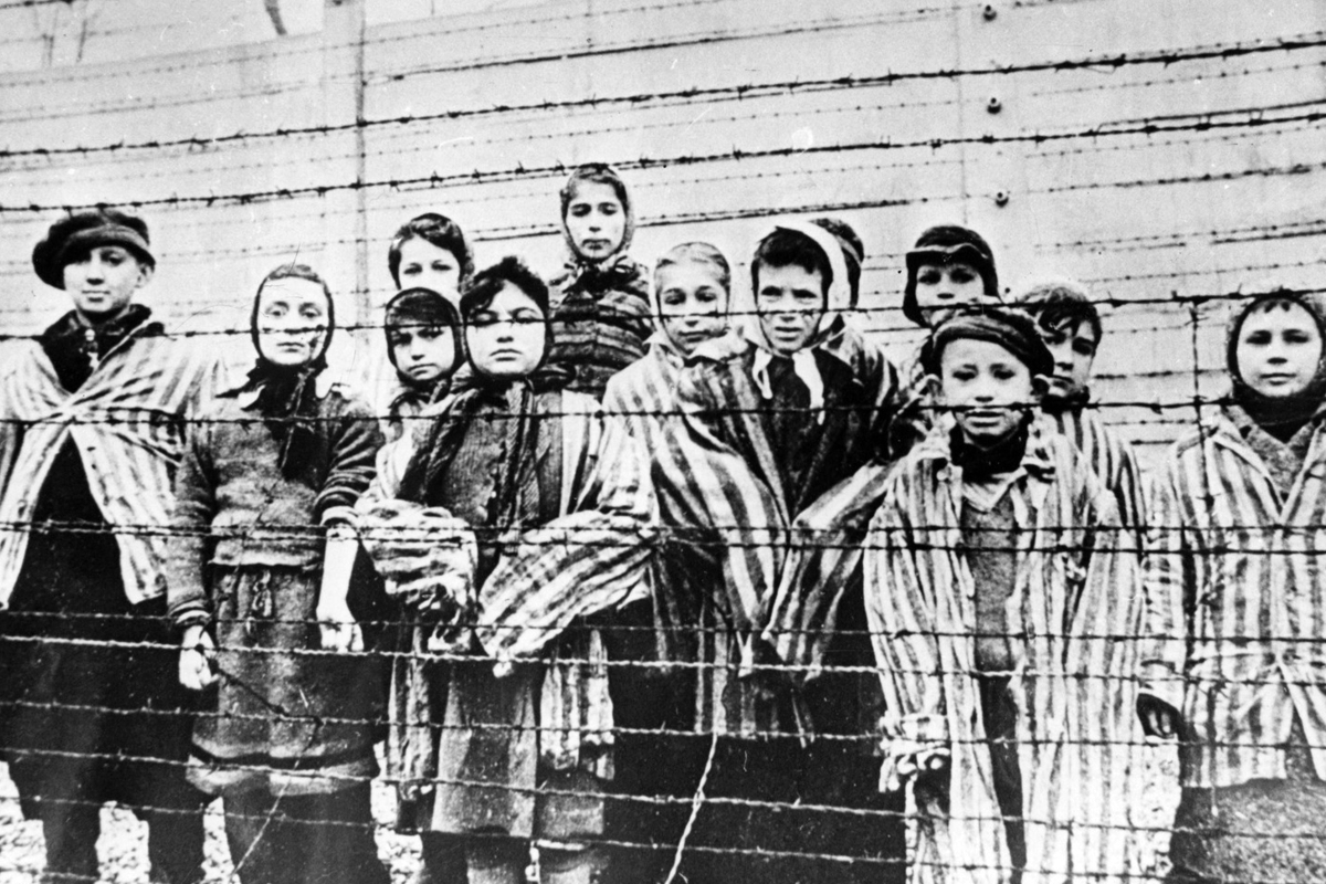 Film Księgowy Auschwitz - W 1945 w Niemczech było 800 tys SSmanów. Tylko 100 tys. zostało oskarżonych.