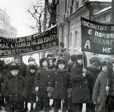 Moskiewskie przedszkolaki (1929). Napisy na transparentach: Rodzice, nie róbcie nam wody ...