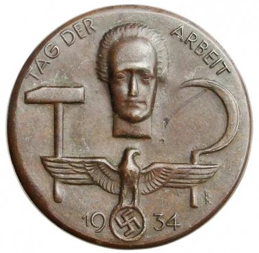 Okolicznościowa moneta NSDAP z 1934 roku z wyraźnymi nawiązaniami do rewolucji marksistowskiej w III Rzeszy