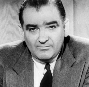 9 lutego 1950 senator Joseph McCarthy oskarżył 200 pracowników Departamentu Stanu o działalność antyamerykańską ...