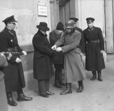 Podczas II wojny światowej jedynym, prawnym organem policyjnym polskiego rządu był tzw. granatowa policja