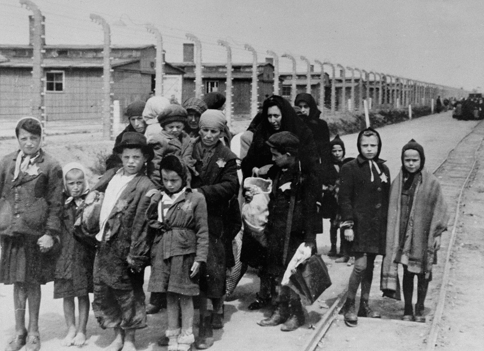 W sierpniu 1944 w Warszawie Niemcy zamordowali 8 Sióstr Szarytek za ukrywanie w przytułku chorych Żydów