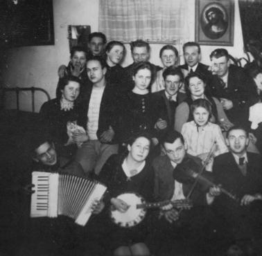13 I 1943 Niemcy zatrzymują w Sadownem (powiat węgrowski) dwie Żydówki. "Skąd macie chleb !?"..."od Lubkiewiczów ...