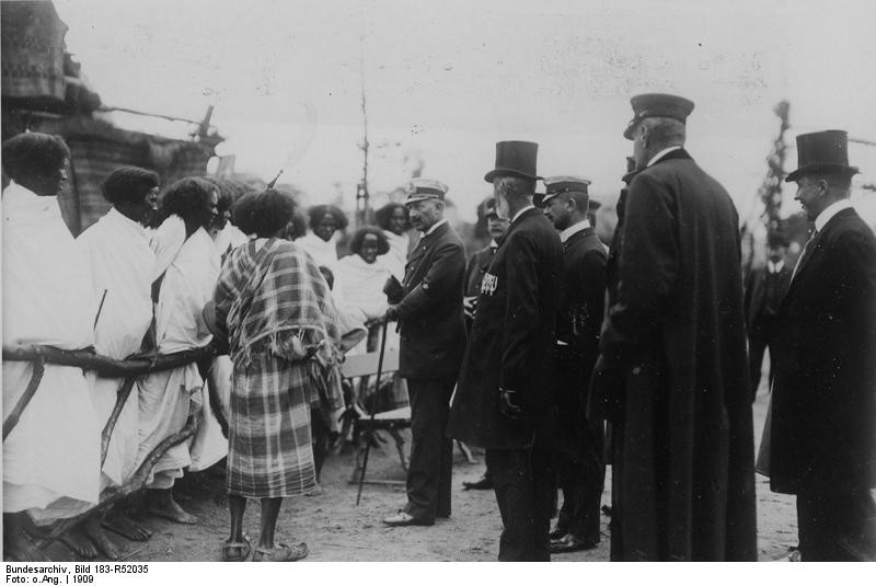 Cesarz Wilhelm II ogląda czarnoskórych w Zoo w Hamburgu, 1909 rok