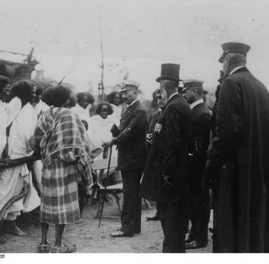 Cesarz Wilhelm II ogląda czarnoskórych w Zoo w Hamburgu, 1909 rok